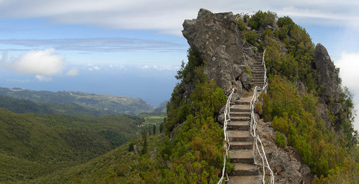 Pico-do-Arieiro-stairways to heaven